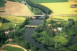 Flygbild över Öjebro och stenvalvsbron (1991).