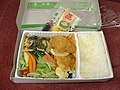 「醤油鯛」ではない形状（小淵沢駅の「高原野菜とカツの弁当」）