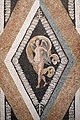 Una cornice con kyma ionico rappresentata in un antico mosaico romano raffigurante la dea Nike.