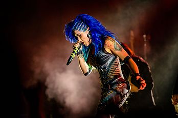 Alissa White-Gluz, chanteuse canadienne du groupe de death metal mélodique suédois Arch Enemy. (définition réelle 4 240 × 2 830)