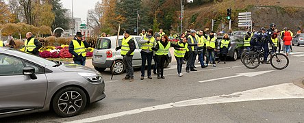 Gilets jaunes ralentissant la circulation à Belfort.