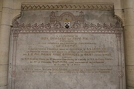 Plaque en marbre apposée sur le mur droit du chœur