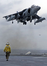 AV–8B+ Harrier II függőleges leszállása a USS Essex partraszállító hajóra