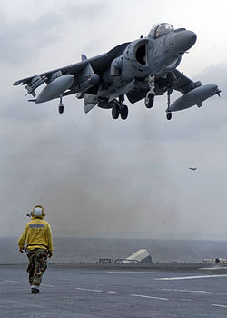 מקדונל דאגלס AV-8B הרייר בעת נחיתה על אוניית הסער האמפיבית אסקס של צי ארצות הברית