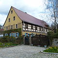 Wohnstallhaus (Fachwerk) eines ehem. Bauernhofes, dazu drei Torpfeiler