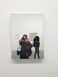 photographie montrant un visiteur de la Tate Modern faisant un selfie dans un miroir