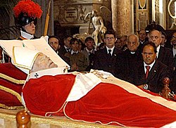 Exposición de los restos mortales de Juan Pablo II, 5 de abril de 2005.