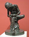 O Spinario (meniño removendo un espiño do pé), século I a.C., copia moderna
