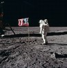 Buzz Aldrin près du drapeau américain.