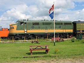 アルバータ鉄道博物館で保存中のCN鉄道9000号機。フェイズII後期車以降の丸型ファン、側面上部の金網と透けて見えるキャブ・ユニット特有の構体のフレームに注目。フェイズIIIに該当。