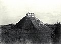 Fotografia piramidy z 1892 roku. Była wówczas zarośnięta
