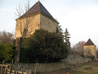 L'enceinte extérieure du château d'Igé.