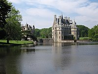 Le Château de la Bretesche et, à côté, le Golf de Saint-Nom-la-Bretèche qui sillonne un parc de 200 hectares France