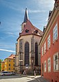 Františkánské náměstí – Kirche Mariä Verkündigung, im Hintergrund die Gebäude des Staatlichen Kreisarchivs Cheb