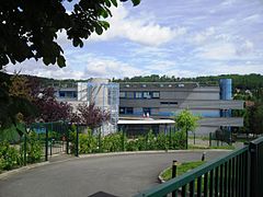 Le collège Jules-Verne.