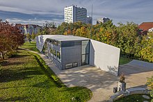 Das Foto zeigt eine Luftaufnahme des Carbonbetongebäudes Carbon Concrete Cube (CCC) der TU Dresden