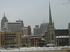 La iglesia en el skyline de Detroit