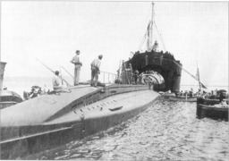 Chargement à bord du Kanguroo du sous-marin Ferré (46 m), destiné à la marine péruvienne (Toulon, 1912)[2].