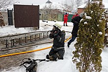 Пожарный снимает дыхательный аппарат