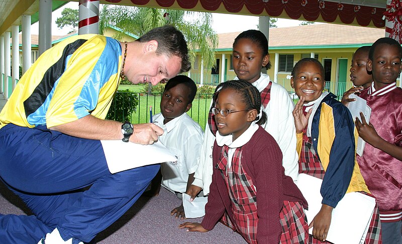 ファイル:Gary White Visits Local Schools - Bahamas.JPG