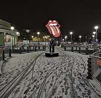 Tijdelijke invulling van de totem van Mendini met het logo van de tentoonstelling 'The Rolling Stones - Unzipped' begin 2021