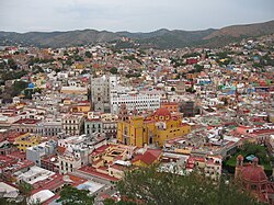 Cảnh trung tâm Guanajuato từ tượng đài El Pípila