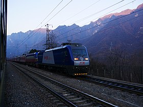 宝成線観音山駅から秦嶺山脈を望む