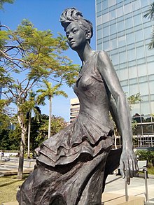 HK 尖東海濱平台 TST East Waterfront Podium 星光花園 Garden of Stars statue Anita Mui 梅艷芳 standing walking Dec 2016 Lnv2 05.jpg