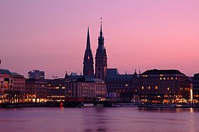 Hamburg Binnenalster & Rathaus.jpg