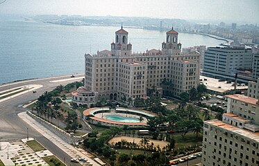 Widok na hotel wraz z ogrodami; w tle wody Zatoki Meksykańskiej; 1973 r.