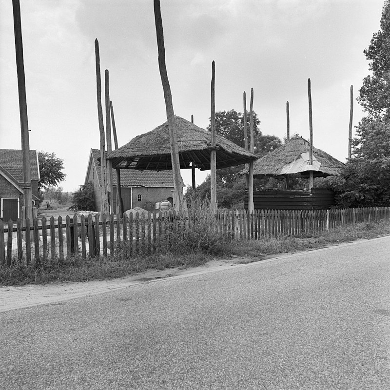 Boerderij, groot dwarshuis met pannen gedekt, eindigend in topvensters