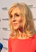 Judith Light interprète Dede.