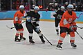 Junior Espósito compitiendo en el equipo negro de hockey sobre hielo.