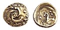 Statère en or des Éburons. Triskele surmonté d'une croisette et au revers, cheval celtisé et roue de char, évocation de l’attelage figurant sur les monnaies de Philippe II de Macédoine.