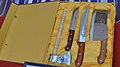 イェンギサールのG315国道で売られている包丁・刀剣類。