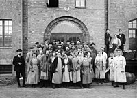 Personal framför Pharmacias fabrik i Liljeholmen, 1920-tal