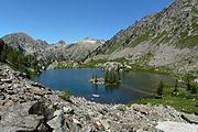 Lac de Trécolpas. En arrière plan, Mont Pélago (2768 m), Cime de Baissette (2822 m) et Tête de la ruine (2984 m).