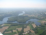 Luftbild des Stausees Lac de Guerlédan