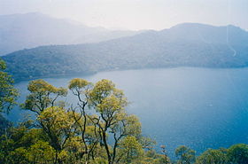 Vue du lac Oku, formé par un des cratères du mont Oku.