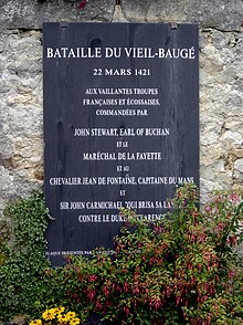 Photographie de la plaque à la mémoire des hommes qui se sont battus pour défendre le Vieil-Baugé.