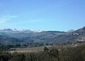 Lavelle (à droite, sur le flanc du puy de Lavelle) surplombe Saint-Cirgues (avec les toits de son château) et Chidrac - le massif du SANCY, au fond, saupoudré des premières neiges d'octobre 2012.