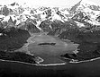 La baie Lituya quelques semaines après le tsunami de 1958 dont les dégâts sont visibles sur le rivage.