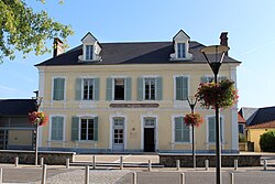 Photographie en couleurs d'une mairie (bâtiment administratif) à Juillan, en France.
