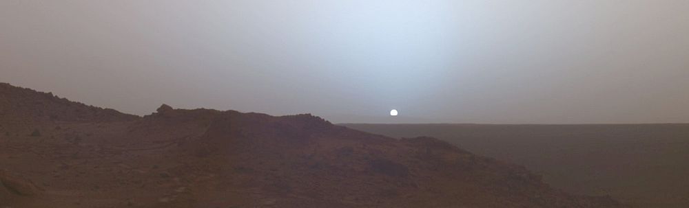 Закат на Марсе 19 мая 2005 года. Снимок марсохода «Спирит», который находился в кратере Гусев