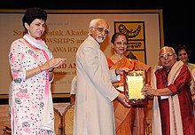 Хамид Ансари вручает стипендию Sangeet Natak Akademi Fellowship-2010 видвану Мридангама Т. К. Мурти на церемонии вручения стипендий Sangeet Natak Akademi Fellowships и Sangeet Natak Akademi Awards-2010