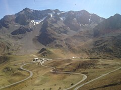 Au premier plan, le couloir est-ouest du col jadis creusé par un glacier.