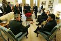 Prezident George W. Bush na setkání s prezidentem Parvízem Mušarafem v Oválné pracovně