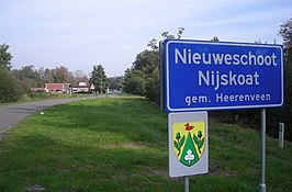 Plaatsnaambord aan de westzijde van Nieuweschoot