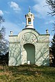 Sachgesamtheit Schloss, Park und Rittergut Nischwitz, mit den Einzeldenkmalen: Schloss (Dorfstraße 35) mit zwei flankierenden Kavaliershäusern und Verbindungsgängen, sogenannter »Point de vue« gegenüber dem Schloss, drei weitere Nebengebäude südlich des Schlosses, Toreinfahrt, Pförtnerhäuschen und Parkbauten (Mausoleum der Fam. von Ritzenberg und Erbbegräbnis Fam. von Zimmermann, zwei Teehäuschen und Mauer am Teich, sogenannter Aha), ehemaliger Gartenpavillon/Orangerie (Ruine, neben Straße der Einheit 24), zweite Toreinfahrt an der Clara-Zetkin-Straße und Einfriedungsmauern (siehe Einzeldenkmale – Obj. 08972281, Dorfstraße 35), weiterhin zwei Wohn- und Wirtschaftsgebäude (Clara-Zetkin-Straße 7 und 9) sowie Wohnhaus (mit zwei Hausnummern, Clara-Zetkin-Straße 11/13, Tagelöhnerhaus) eines Rittergutes (siehe Einzeldenkmale – Obj. 08972282, Clara-Zetkin-Straße 7–13), sowie Park und ehemalige Gärtnerei (Gartendenkmal), als Sachgesamtheitsteile: Scheunen und weitere Wirtschaftsgebäude sowie Hofpflaster des ehemaligen Wirtschaftshofes des Rittergutes Nischwitz (Clara-Zetkin-Straße 7–11) – [Störelemente: Neubau, Straße der Einheit 24 und Nebengebäude in der ehemaligen Gärtnerei]