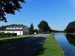 Geerdijk Noorderweg, huis met lengteas haaks op het kanaal, bouwjaar 1923